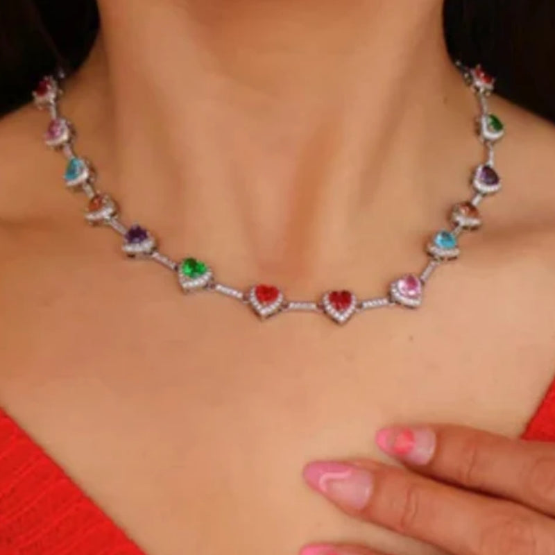 Collier en forme de cœur décoré de zircons synthétiques 