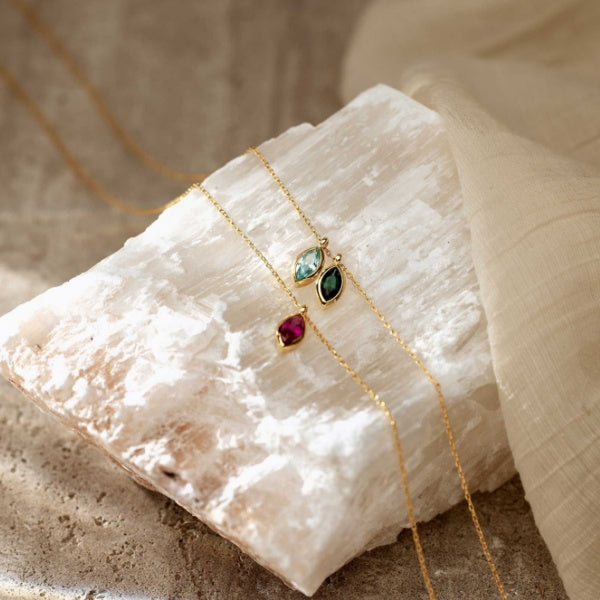 Collier personnalisé avec pierre de naissance en feuille d'or