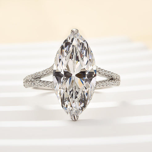 Bague exquise à tige fendue taille marquise 