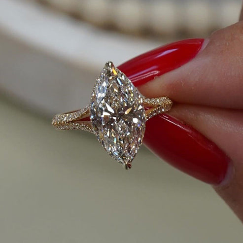 Bague exquise à tige fendue taille marquise 
