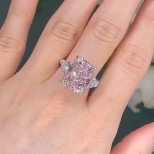 Bague de fiançailles à trois pierres taille radiant en pierre rose 