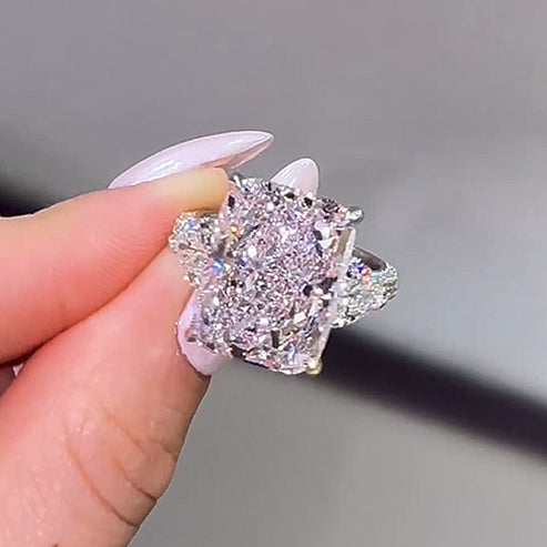 Bague de fiançailles à trois pierres taille radiant en pierre rose 