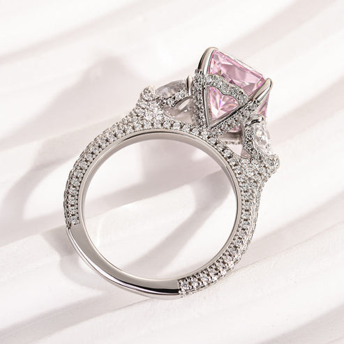Bague de fiançailles à trois pierres taille radiant en pierre rose 