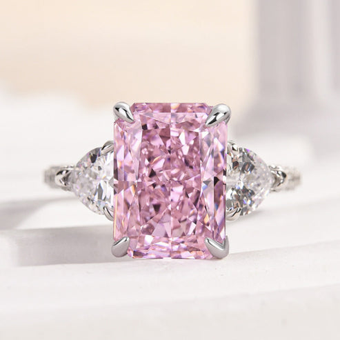 Bague de fiançailles à trois pierres taille radiant en pierre rose 