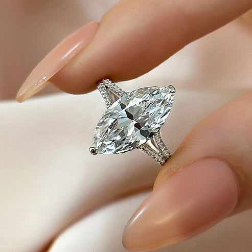 Bague exquise à tige fendue taille marquise 