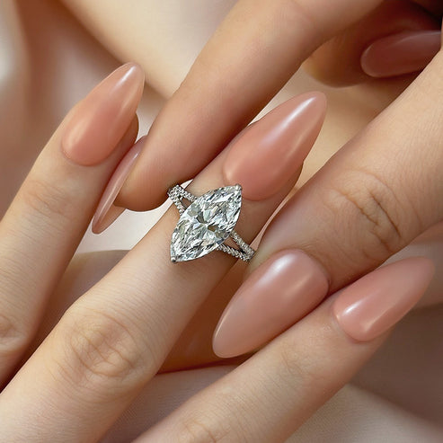 Bague exquise à tige fendue taille marquise 