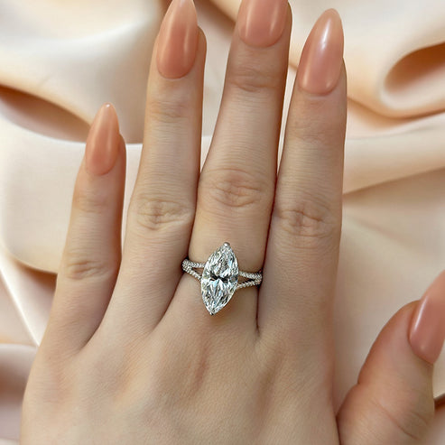 Bague exquise à tige fendue taille marquise 