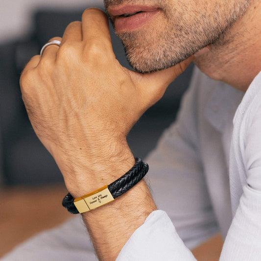 Bracelet en cuir noir gravé