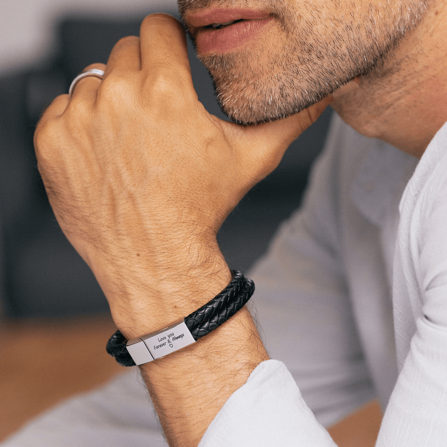 Bracelet en cuir noir gravé