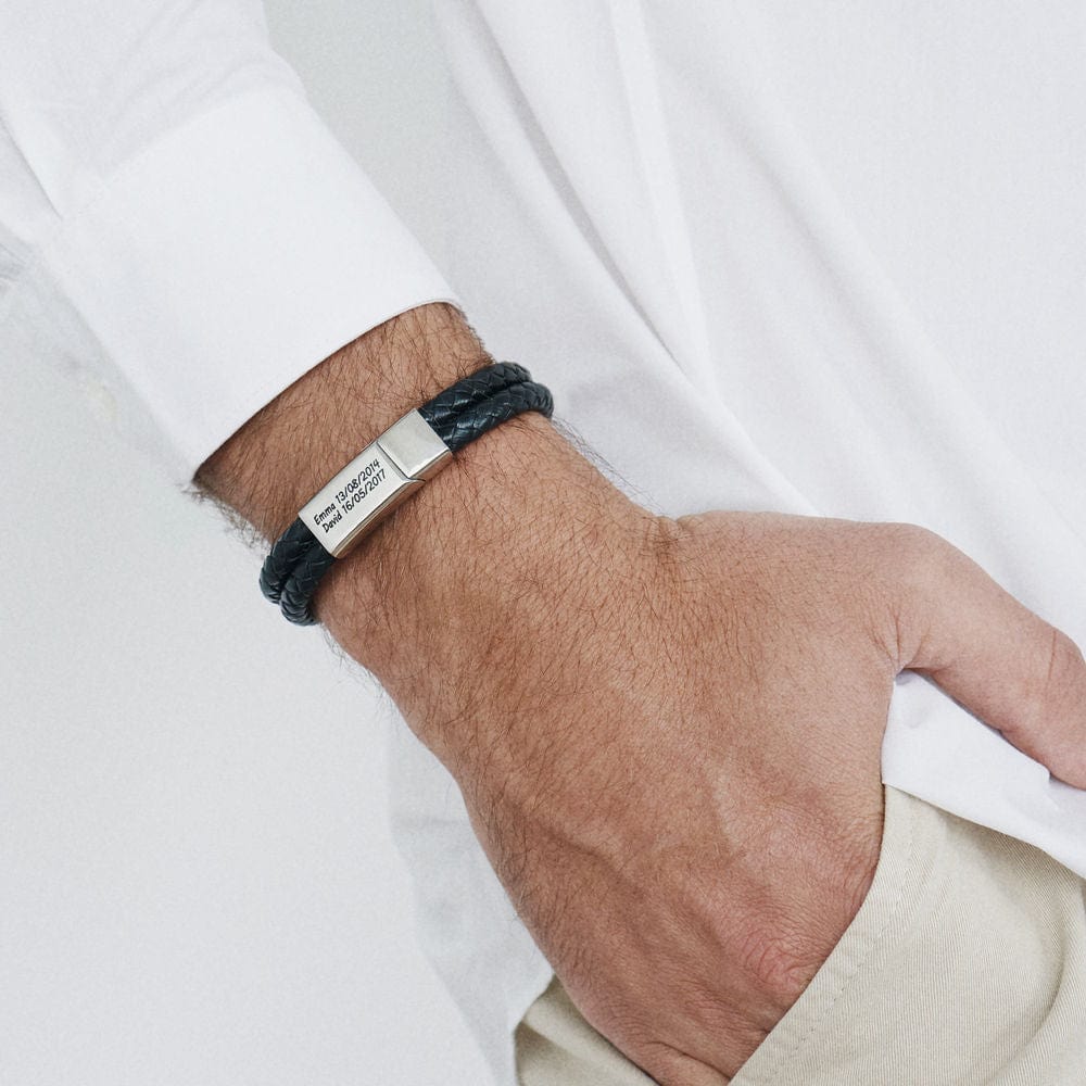 Bracelet en cuir noir gravé