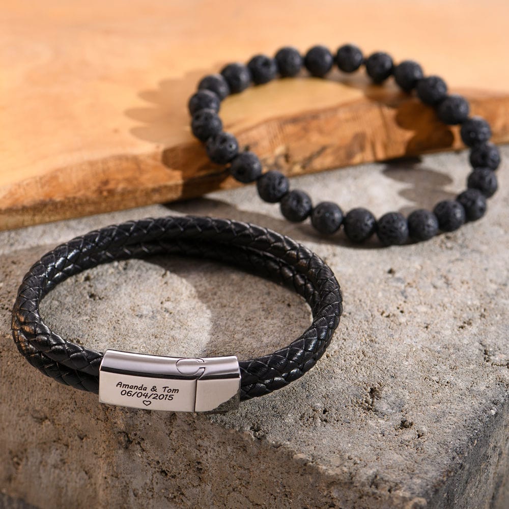 Bracelet en cuir noir gravé