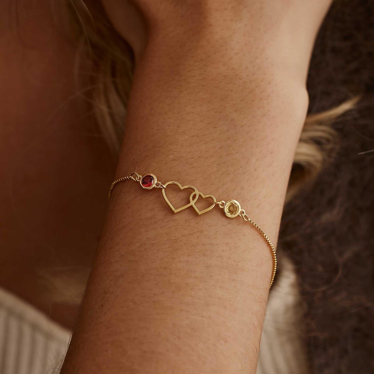 Bracelet à double cœur entrelacé avec pierres de naissance 