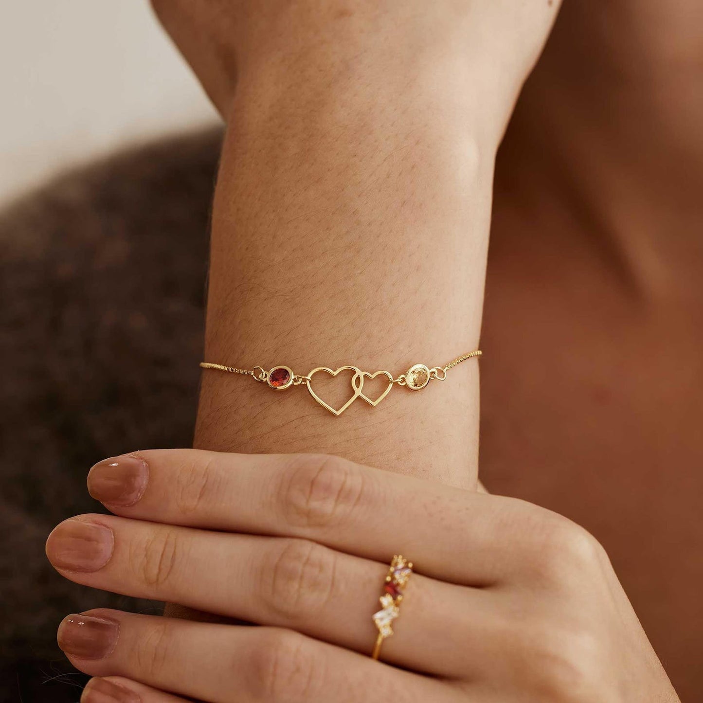 Bracelet à double cœur entrelacé avec pierres de naissance 