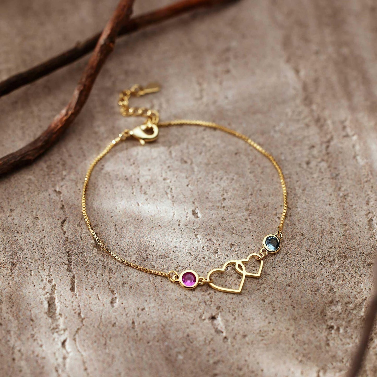 Bracelet à double cœur entrelacé avec pierres de naissance 
