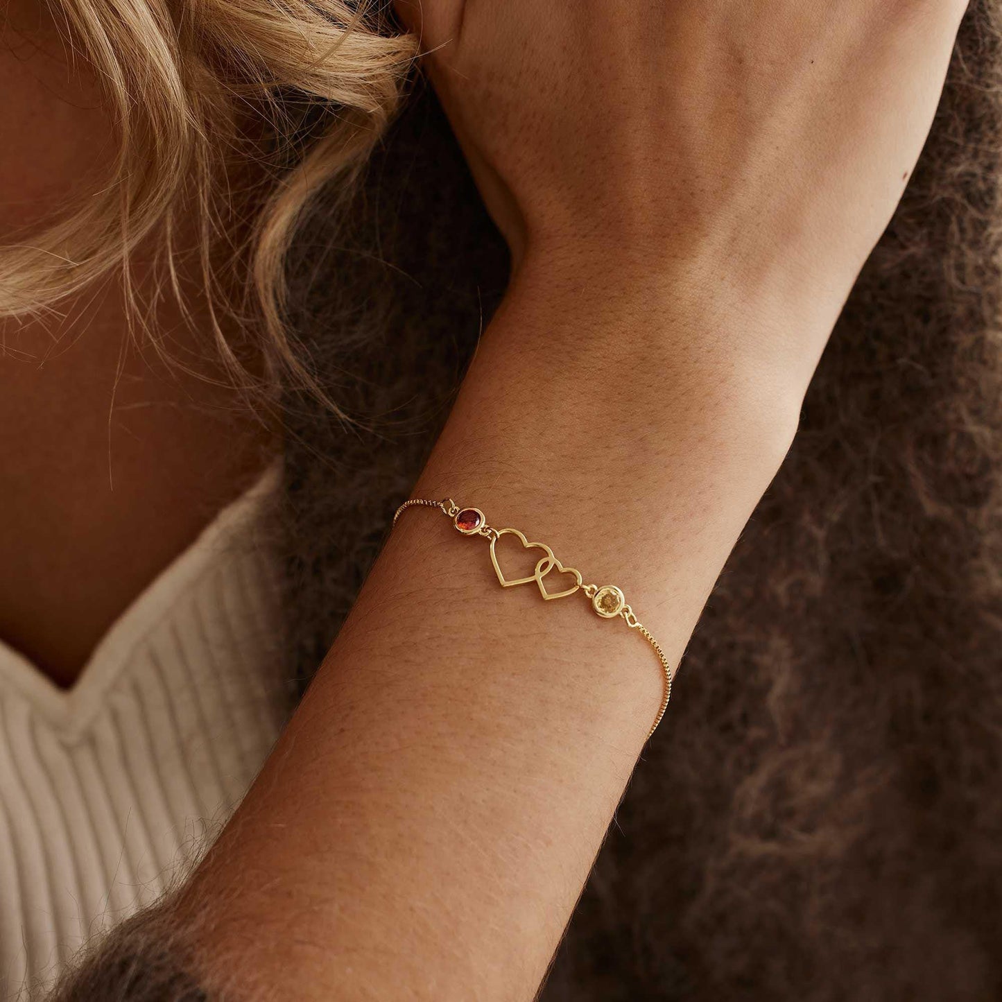 Bracelet à double cœur entrelacé avec pierres de naissance 